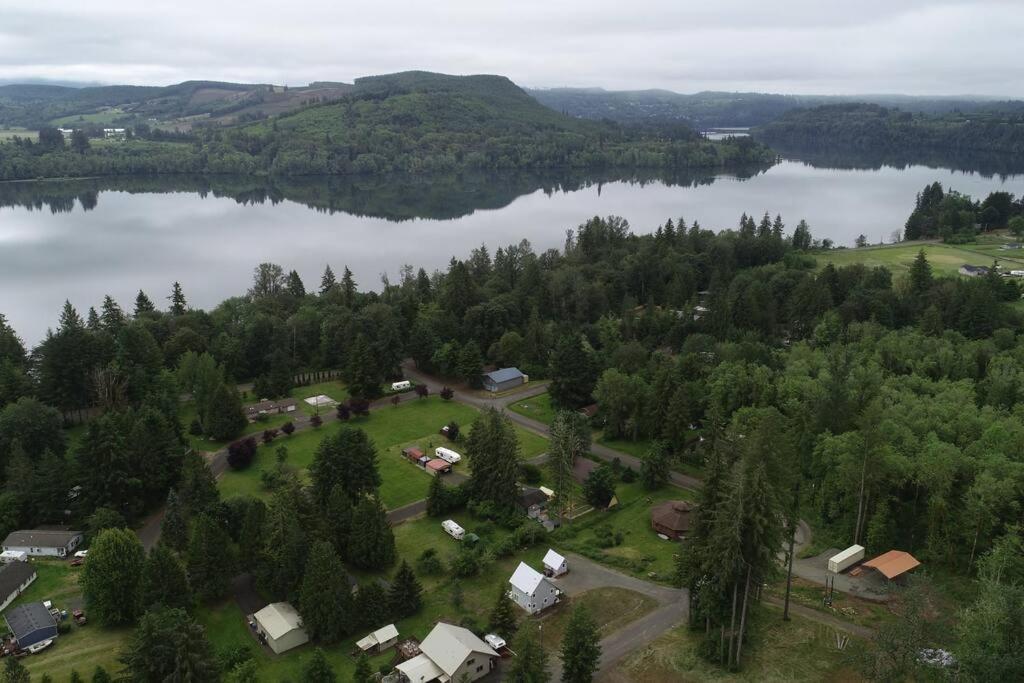 Romantic Cozy Cabin Walk To Lake Hot Tub Bikes Kayaks Grill Onalaska Exteriör bild